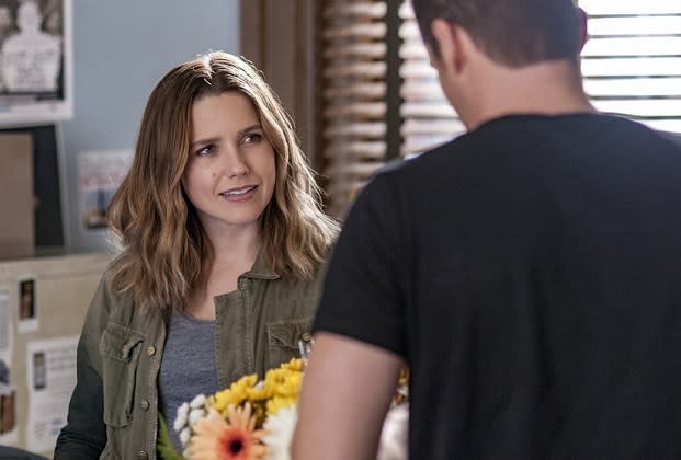 Chicago . Stars Sophia Bush and Jesse Lee Soffer Mull 'Linstead'  Engagement, Preview Fatherly Trouble