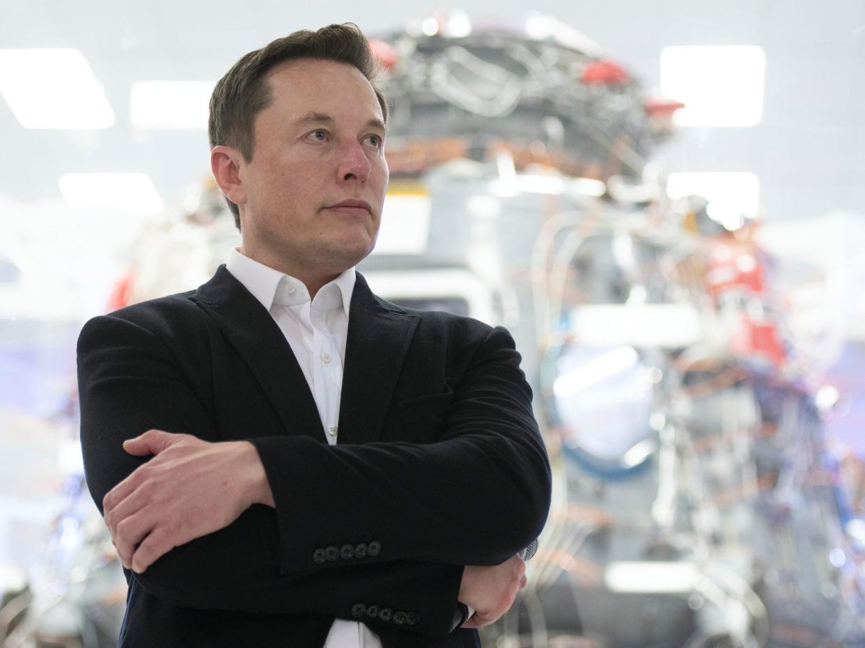 elon musk space x SpaceX Chief Engineer Elon Musk speaks in front of Crew Dragon cleanroom at SpaceX Headquarters in Hawthorne, California on October 10, 2019. (Photo by Yichuan Cao/NurPhoto via Getty Images)