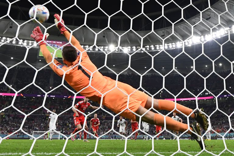 Matt Turner, el arquero de Estados Unidos, se arrojó bien pero no pudo detener el penal que ejecutó Gareth Bale, y que determinó el 1-1 finall entre EE.UU. y Gales en el Estadio Ahmad Bin Ali en Al-Rayyan, al oeste de Doha el 21 de noviembre.