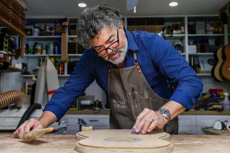 William González logró construir un negocio de reparación e instalación de pisos de madera en Miami y ahora desarrolla una segunda carrera como luthier, y fabrica a mano guitarras clásicas y flamencas que tocan artistas como Amaury Gutiérrez, Luis Enrique, Albita Rodríguez y figuras de la música clásica como Rafael Padrón y del flamenco como José Luis de la Paz.