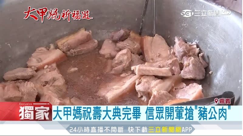 豬公肉現場不僅準備生食，熟食亦有提供。（圖／三立新聞網）