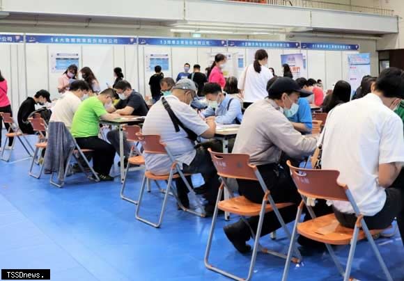 勞發署雲嘉南分署台南就業中心三月將推出五場徵才活動釋出逾一千八百個職缺，歡迎年輕朋友踴躍來應徵。（記者李嘉祥攝）