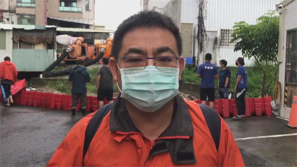 半夜強降雨！里長驚醒急廣播　永康居民急架水閘門仍擋不住淹水