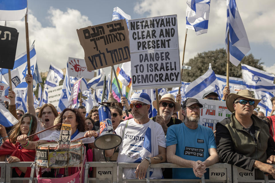 Manifestantes se concentran para denunciar la reforma judicial del gobierno israelí en Jerusalén el 27 de marzo de 2023. (Avishag Shaar-Yashuv/The New York Times)