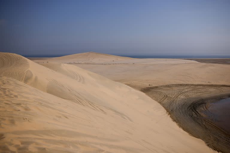 Las lenguas del mar se meten en el desierto y forman lagos en el sur de la península qatarí