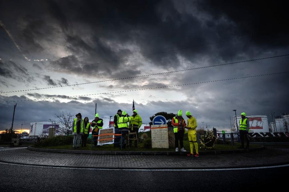 Les gilets jaunes sur un rond point - Jean-Philippe Ksiazek - AFP