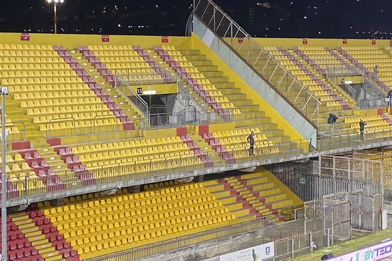 Damián Gruber, el único hincha que fue a alentar al Sudtirol en su visita a Benevento, por la Serie B de Italia, y recibió de regalo una camiseta y un pantalón de los jugadores