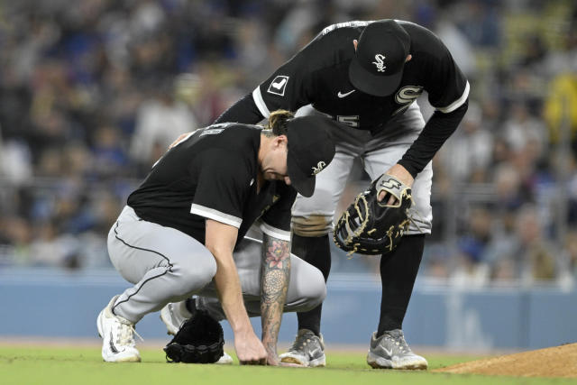 White Sox lose Clevinger and Grifol before beating Dodgers 8-4 to