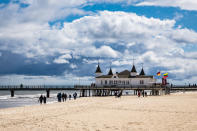 <p>Und der dritte Ort im 10.000er-Bund ist Usedom. Die zweitgrößte deutsche Insel (mit Landverbindung) liegt ebenfalls in der Ostsee, übertrifft Fischland-Darß-Zingst und Warnemünde jedoch preislich noch einmal. 5.000 bis 8.5000 Euro muss man hier hinblättern. </p>