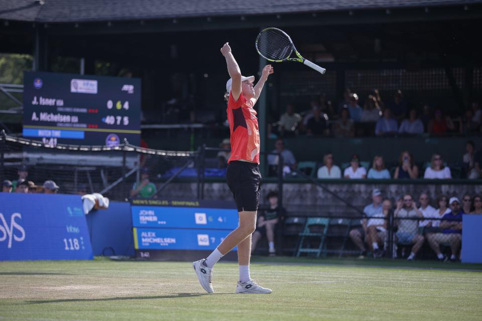 Alex Michelsen celebra su victoria en semifinales sobre John Isner el sábado en Newport.  22/7/2023