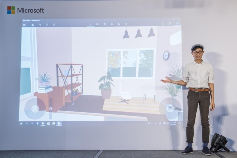 就讀中原大學建築系的學生，同時也是TEDx 2017 夢想主題講者的 陳偉恩分享Windows市集中的Live Home 3D，Surface Laptop的極簡工藝設計是最驚艷的特點，直接手指在觸控螢幕上拖拉物件反應靈敏，在編輯3D影像時也相當流暢，令人愛不釋手！