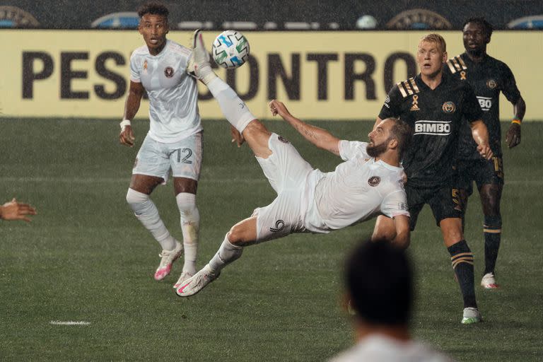 Higuaín en acción en Inter Miami, donde cerrará su carrera después de tres años de contrato; ganó títulos de liga, copas nacionales y europeos en Real Madrid, Napoli, Juventus, y Chelsea, y ahora buscará la corona de la MLS con el club de Beckham