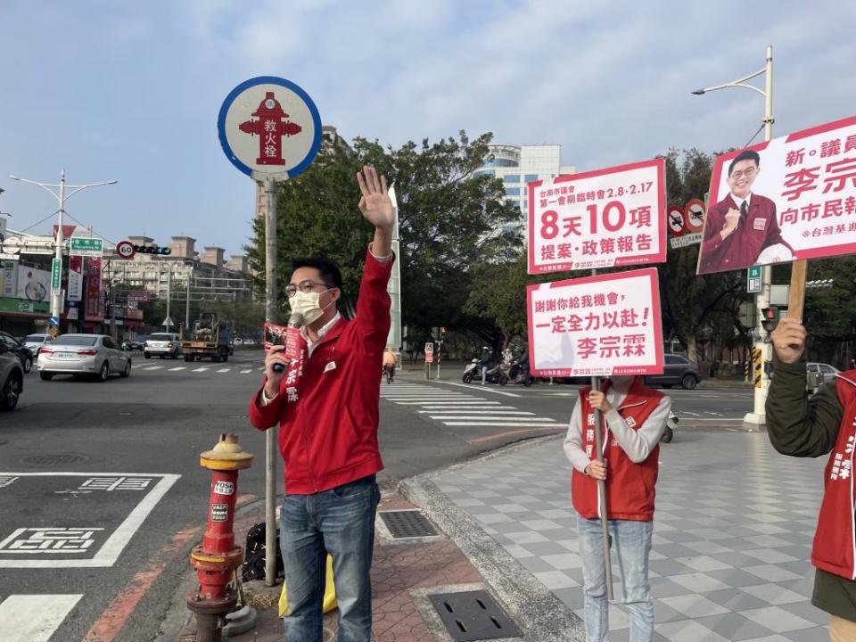 基進黨李宗霖趁議會臨時會結束，重返街頭向市民報告問政結果。（記者林雪娟攝）