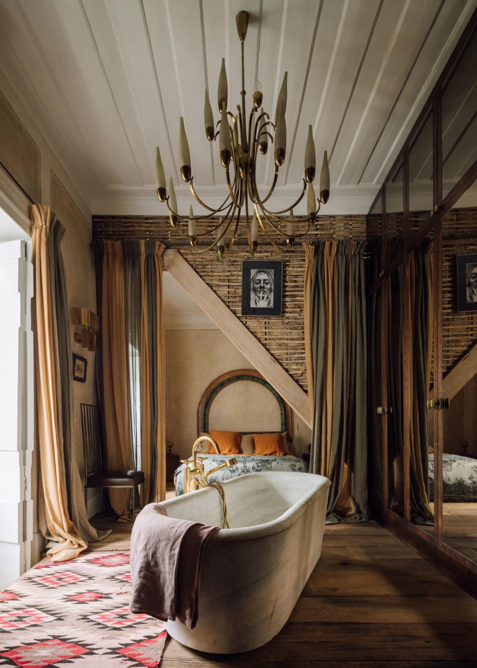 <div class="inline-image__caption"><p>The duplex was recently renovated but it still maintains its vintage charm…which is what we like to call a bathroom that garnishes its sinfully deep soaking tub with a gilded chandelier. Now, where’s the butler with my flute of bubbly? </p></div> <div class="inline-image__credit">Christie’s International Real Estate</div>
