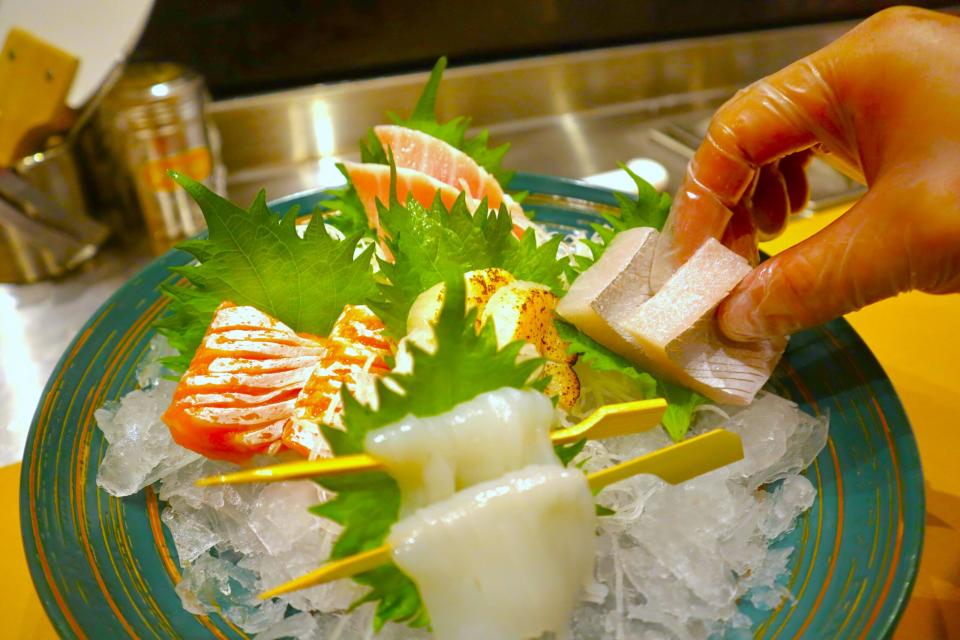Sushi Zanmai - Sashimi placement