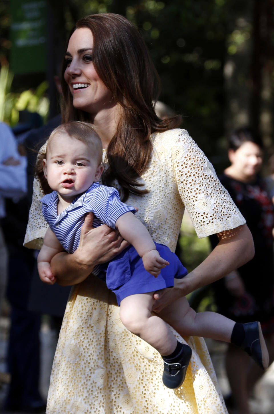 Britain's Kate, the Duchess of Cambridge, and her son Prince George visit Sydney's Taronga Zoo, Australia Sunday, April 20, 2014. (AP Photo/David Gray, Pool)