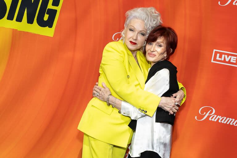 Cyndi Lauper se abraza con Sharon Osbourne antes de a proyección del documental Let The Canary Sing, en el Teatro Chino de Los Ángeles; el film, que se podrá ver en la plataforma Paramount+, repasa la historia de la cantante, desde su irrupción con hits como 