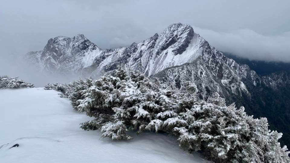 中央氣象局長鄭明典曬出玉山的絕美銀白雪景照，表示「新雪最美」！   圖：翻攝自中央氣象局長鄭明典臉書