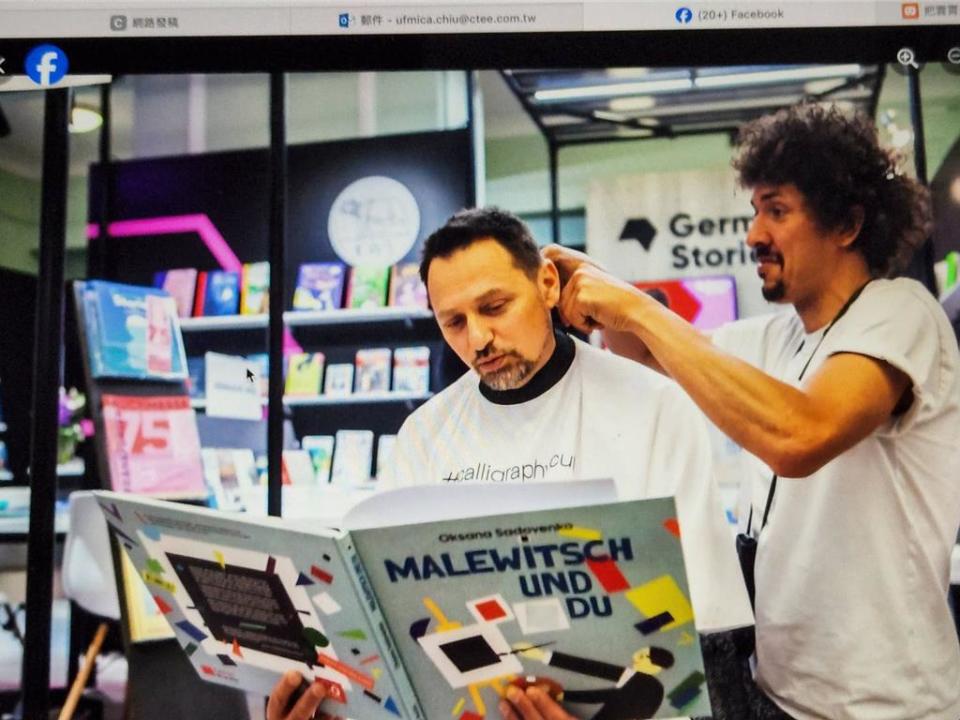 台北國際書展德國館邀請《神奇美髮師》作家丹尼波爾巴赫坐鎮，只要讀者為他朗讀一本書，就有機會免費理髮。圖／台北書展基金會提供