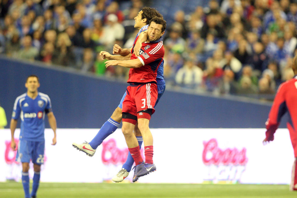 Bernardo Corradi (#23) et Dan Gargan (#3) sautent pour atteindre le ballon, lors d'un match de la MLS disputé le 17 mars, au Stade olympique. (Photo by Richard Wolowicz/Getty Images)