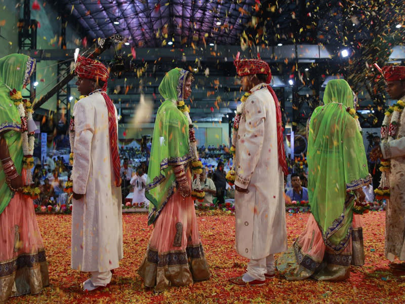 52 Paare ließen sich während einer Massenhochzeit im indischen Mumbai trauen. Soziale Organisationen führen in Indien Massenhochzeiten durch, um auch benachteiligten und ökonomisch schlechter gestellten Paaren eine Heirat zu ermöglichen. In dem südasiatischen Staat ist eine Trauung zum Teil mit erheblichen Kosten, u. a. für eine Mitgift, teure Geschenke und die Durchführung der Zeremonie verbunden. (Bild: AP Photo/Rafiq Maqbool)