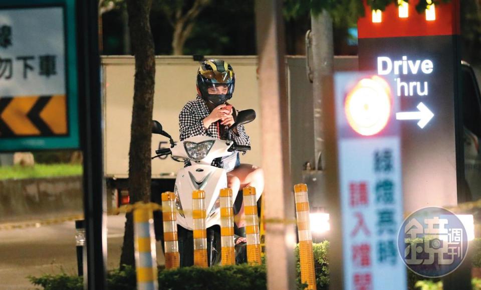 23：35，男友進去點餐，就算下雨，小甜甜也在外頭等了他半個小時左右。