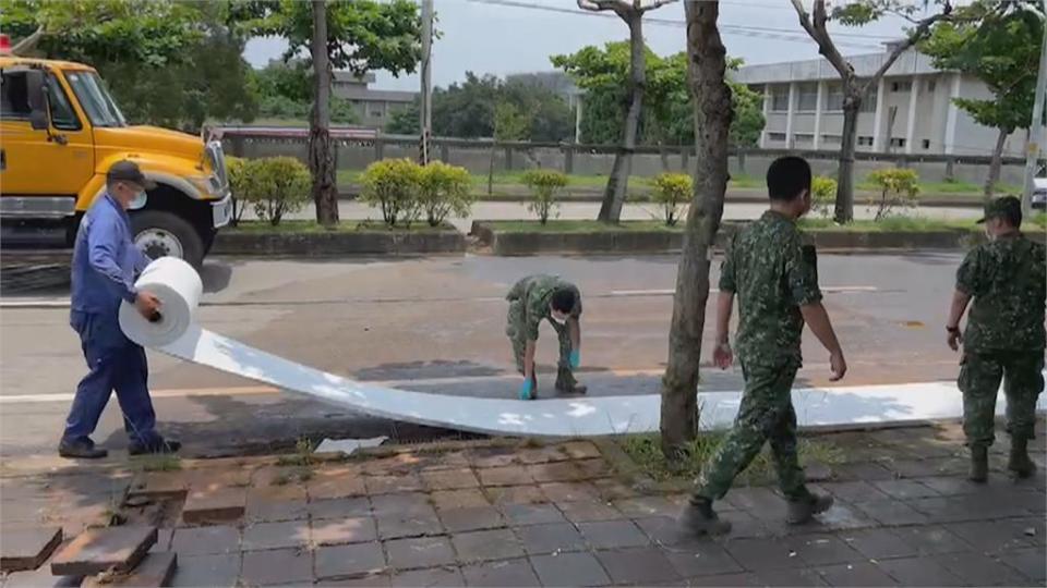 油管破裂溢流路面　女騎士不慎滑倒摔車送醫