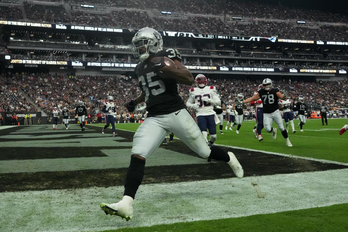 WATCH: Raiders RB Zamir White scores first TD of preseason