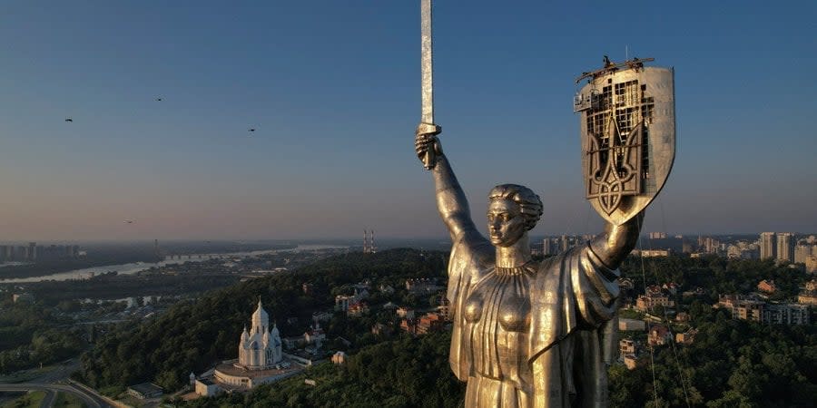 Installation of the coat of arms of Ukraine on the shield of the Motherland in August 2023