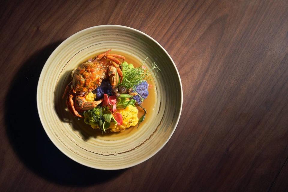 El chef Scott Linquist, que diseñó el menú de Hidden Worlds Miami, llama a este plato "arrecife de coral vibrante". Lleva una especie invasora de cangrejo, curry hecho con carne de cangrejo y verduras de temporada para replicar un arrecife de coral.