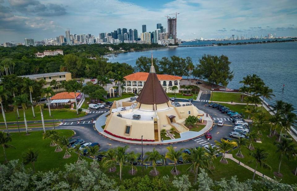 Una vista aérea de la Ermita de la Caridad del Cobre en Miami, junto a la Bahía de Biscayne.