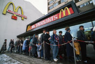 <p>Como curiosidad, a los moscovitas les sorprendió la amabilidad de los trabajadores, ya que estaban acostumbrados a un trato más frío. Los jefes de la compañía tuvieron que pedir a sus empleados que sonrieran menos. (Foto: Peter Turnley / Corbis / VCG / Getty Images).</p> 