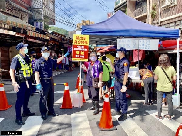 基警四分局於安樂市場正式恢復營業的首日，派員配合市府執行實聯制及人流管制。︵記者趙智偉翻攝︶