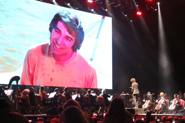 En el Luna Park se volvió a escuchar la voz de Sandro con las imágenes de sus películas de fondo