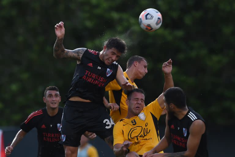 En lo alto: Enzo Fernández, que volvió a jugar en el mediocampo con Enzo Pérez, disputa la pelota en el tercer amistoso de River en Orlando; también aparecen en la imagen Matías Suárez y Paulo Díaz