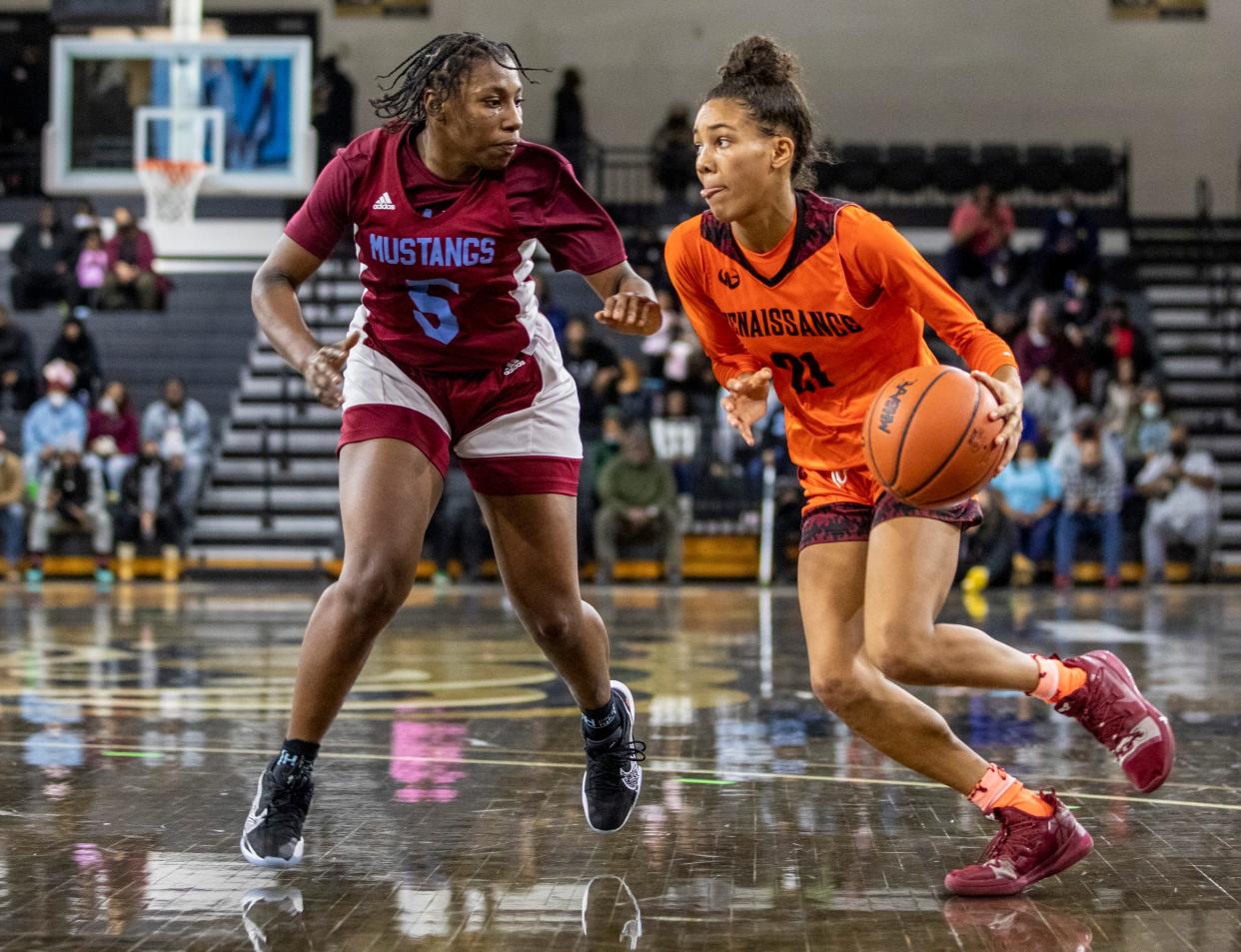 Detroit Renaissance's Christian Sanders (21) moves with the ball against Mumford's Iyanna Draw (5) during Renaissance's 48-36 win in the PSL championship game at Oakland University on Monday, Feb. 21, 2022.