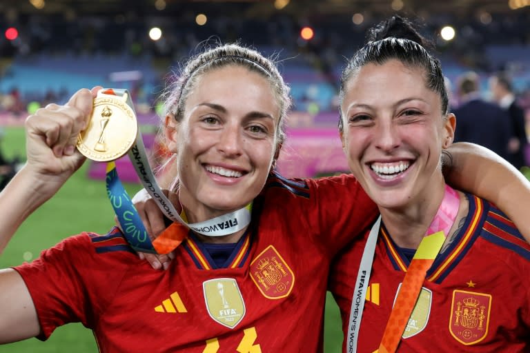 Las españolas Alexia Putellas (izq) y Jennifer Hermoso celebran la victoria sobre Inglaterra en la final del Mundial femenino, el 20 de agosto de 2023 en la ciudad australiana de Sídney (Franck Fife)