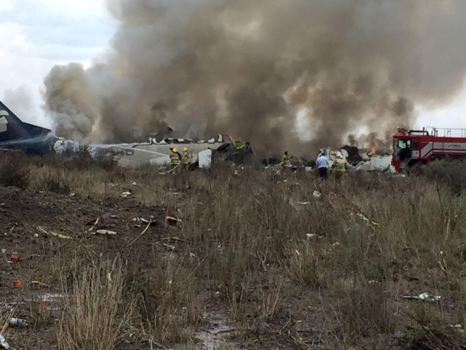 <p>Rescue personnel work at the site where an Aeromexico-operated Embraer passenger jet crashed in Mexico’s northern state of Durango, July 31, 2018, in this picture obtained from social media.(Photo: Proteccion Civil Durango via Reuters) </p>