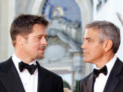 Wahre Freundschaft gibt es nur unter Männern? So scheint es jedenfalls bei den Frauenschwärmen Brad Pitt und George Clooney zu sein. Sie drehten zusammen die "Ocean's"-Trilogie und auch die Krimi-Komödie "Burn after Reading". (Bild-Copyright: Joel Ryan/AP Photo)