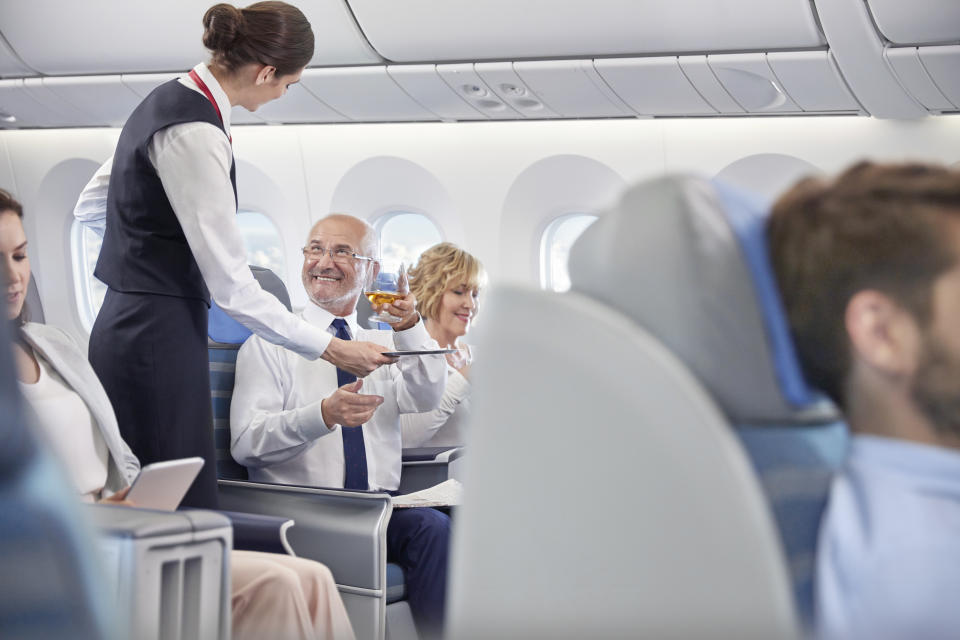 So sollte es laufen: Kontrollierte Getränkeübergabe im Flugzeug.(Symbolbild: Getty Images)