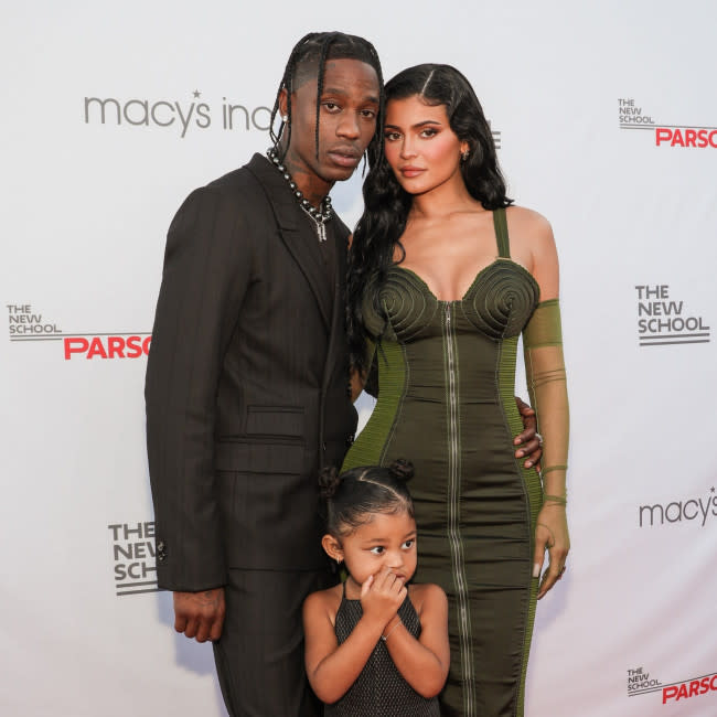 Kylie Jenner con Travis Scott y su hija Stormi credit:Bang Showbiz