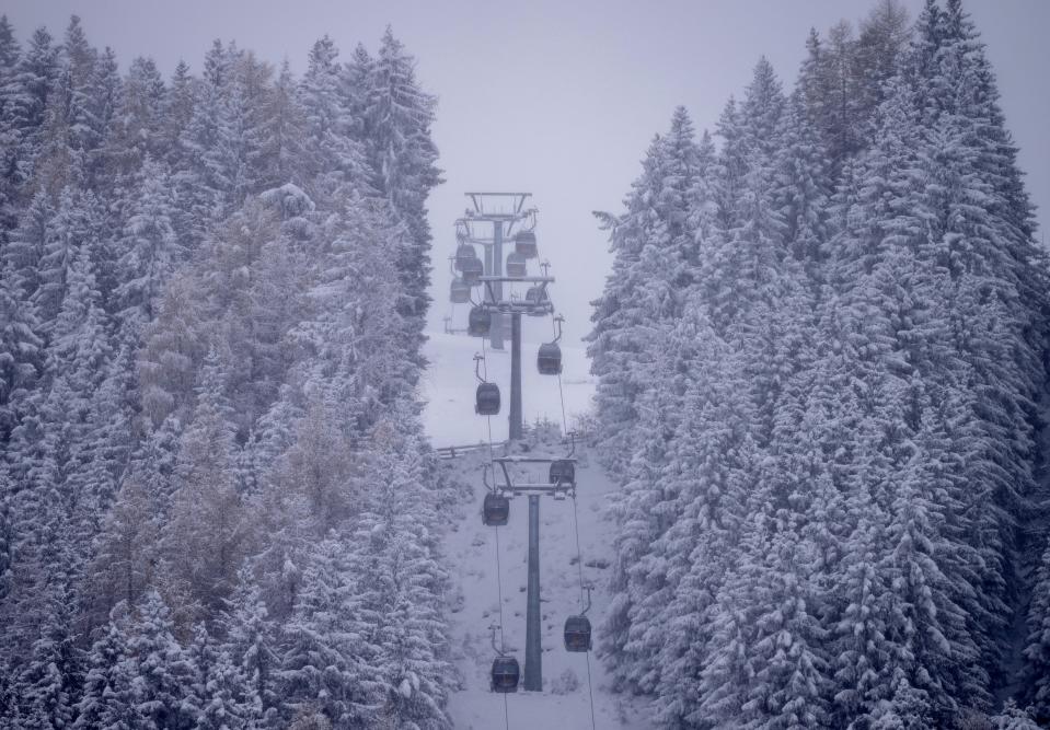 Empty gondola cabins move up and down during a test run in the ski resort of Fulpmes near Innsbruck, Austria, Tuesday, Nov. 30, 2021. (Photo/Michael Probst)