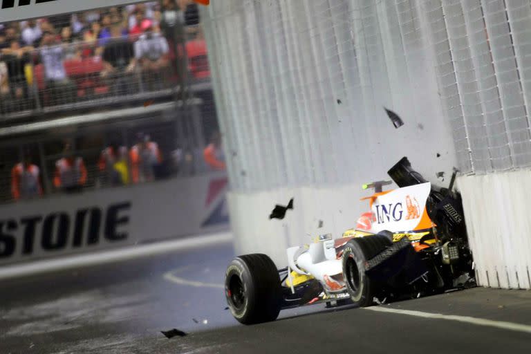 Nelson Piquet Jr. estrella el auto contra el muro en la Curva 17 del circuito callejero de Marina Bay de Singapur y con su accidente promueve la estrategia que pidió Flavio Briatore, el entonces jefe de Renault