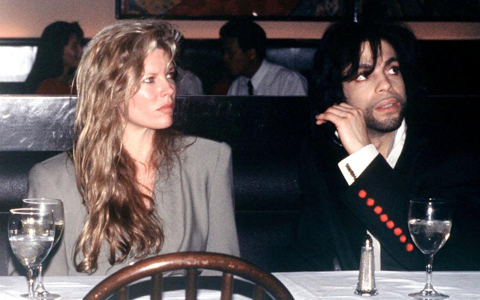 Über "Batman" an Kim Basinger herankommen - hat funktioniert. Prince und die Hollywood-Schauspielerin hatten in den späten 80-ern eine etwa einjährige Beziehung und nahmen zusammen sogar ein Album auf ("Hollywood Affairs"), das jedoch nie offiziell veröffentlicht wurde. (Bild: Kypros/Getty Images)