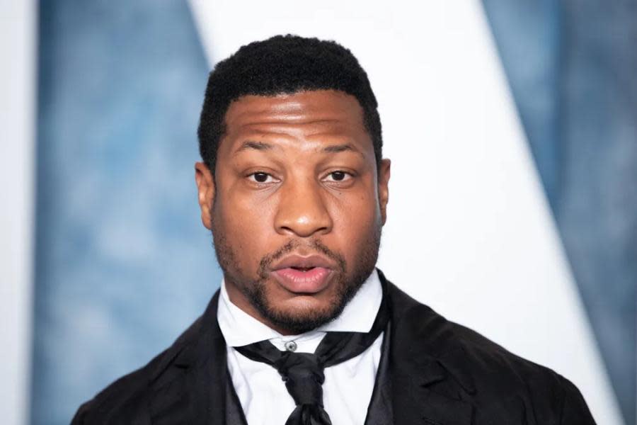 Jonathan Majors denuncia por violencia doméstica a su exnovia, quien lo acusó de agresión física