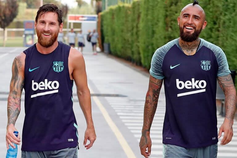 Lionel Messi y Arturo Vidal, compañeros en Barcelona