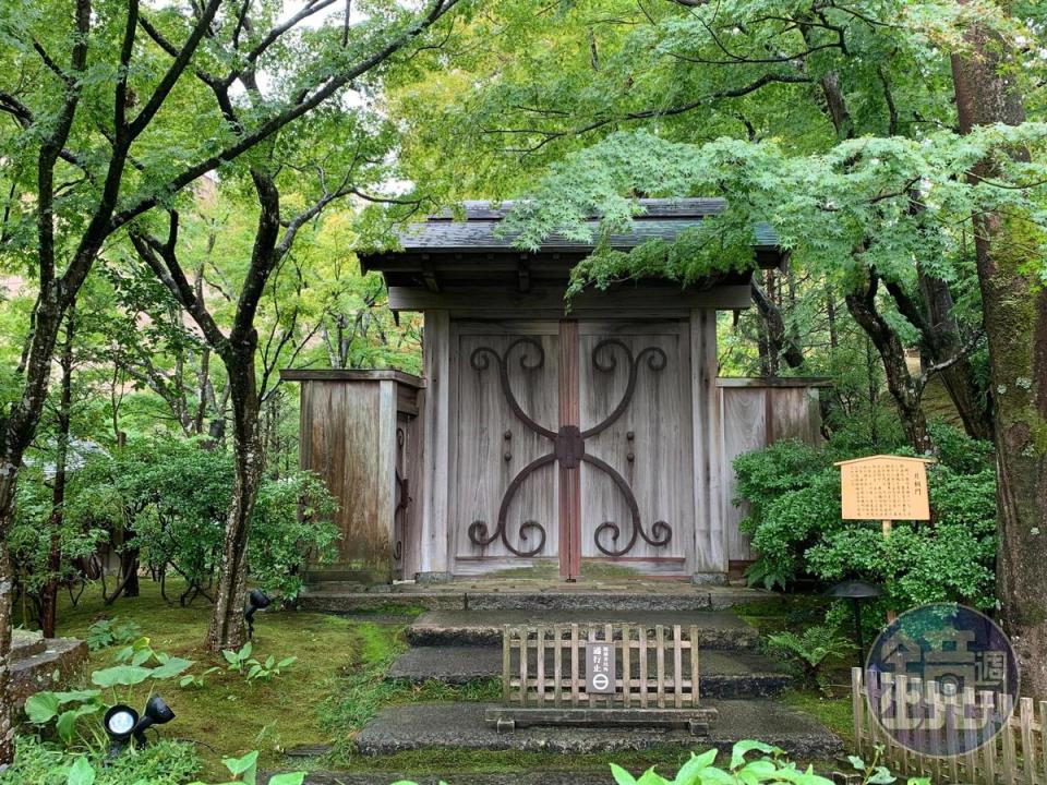 美術館的茶庭裡有許多自日本各處移築來的古蹟，這座「片桐門」便是源於豐臣秀吉的家臣片桐且元。