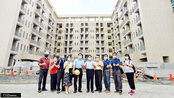 國立虎尾科技大學在校長覺文郁（右五）任內完成新建學生宿舍，特率團隊楊達立副校長（右四）、劉正達副校長（左五）、胡智熊主任秘書（右三）、鄭仁杰學務長（右二）、顏義和總務長（左三）、職涯發展中心楊閔惠主任（左四）、廖尹華副學務長（右一）、生輔組林思妤組長（左二），視察學生宿舍大樓新建工程，並慰勉團隊最佳獻禮。（記者劉春生攝）