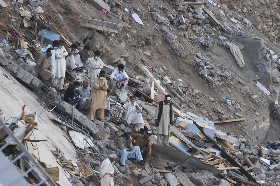 Men Searching For Corpses After The 8 October 2005 Earthquake, Muzaffarabad, Azad Kashmir, Pakistan. / Credit: Insights/Universal Images Group via Getty Images