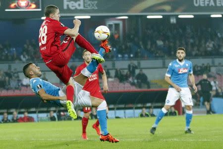 Napoli's Omar El Kaddouri (L) challenges Midtjylland's Andre Romer during their Europa League Group D soccer match in Naples November 5, 2015. REUTERS/Ciro De Luca